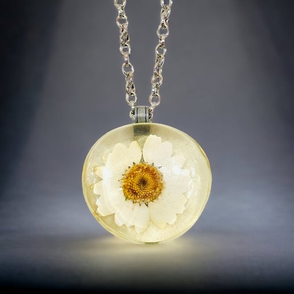 Vintage Petal Lane Pressed Flower/Resin Necklace - Picture 3 of 5